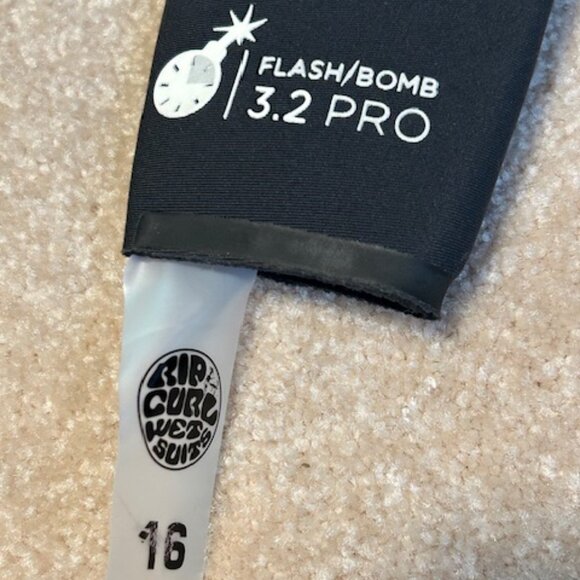 New youth's Rip Curl 3/2 wetsuit - Picture 2 of 2